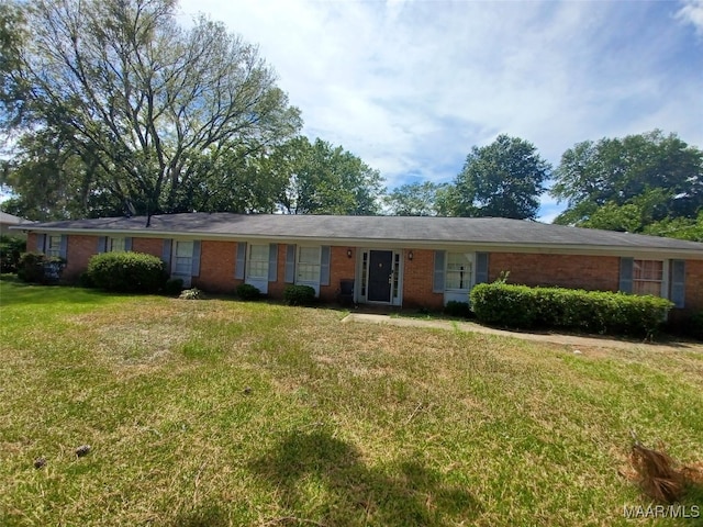 ranch-style home featuring a front lawn