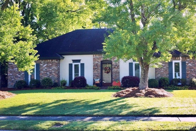 view of front of home featuring a front lawn