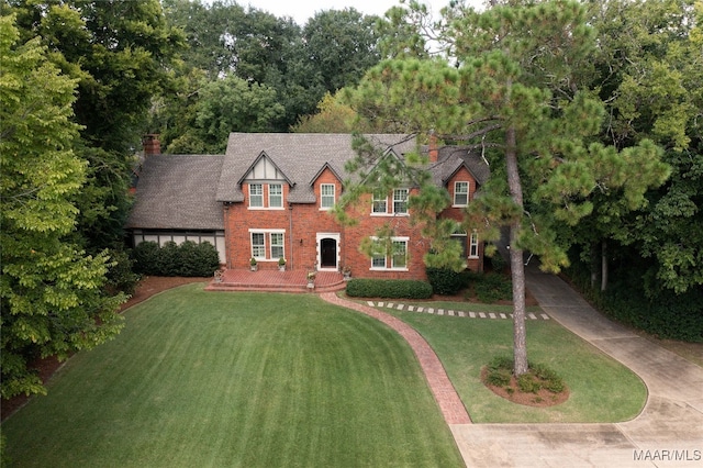 view of front of home featuring a front yard