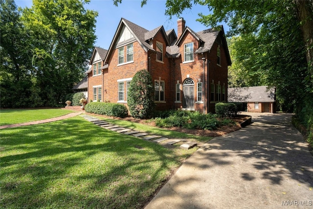 view of front of house featuring a front lawn