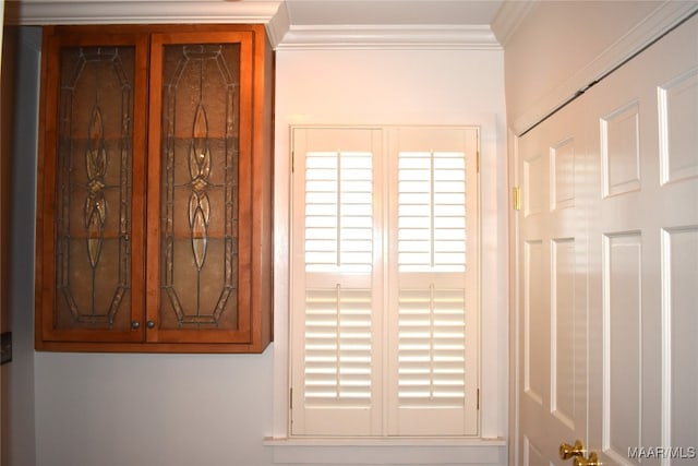 room details featuring crown molding