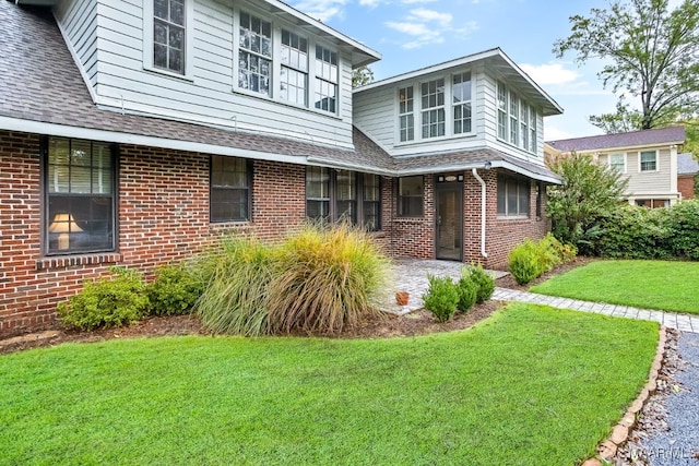 view of front facade with a front lawn