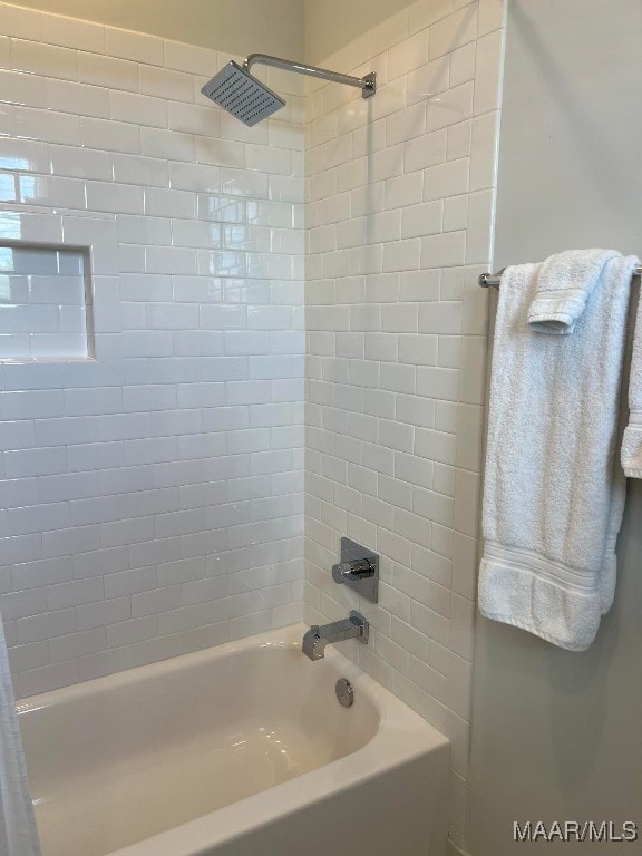 bathroom with tiled shower / bath