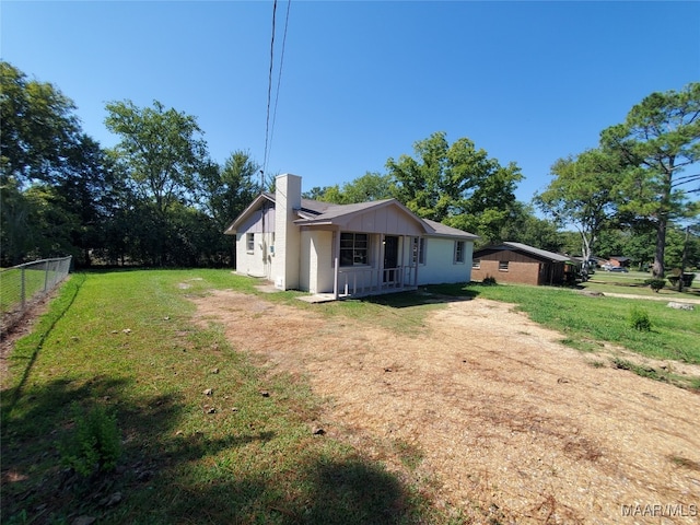 view of front of home featuring a front lawn