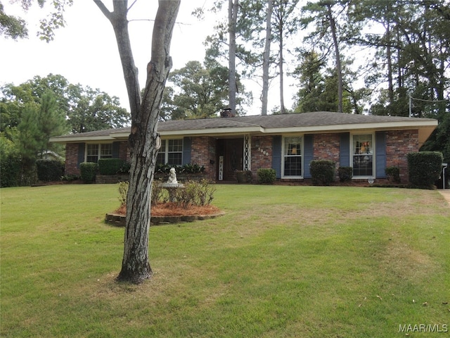 ranch-style house featuring a front yard