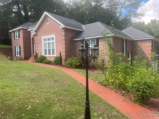 view of front facade with a front yard