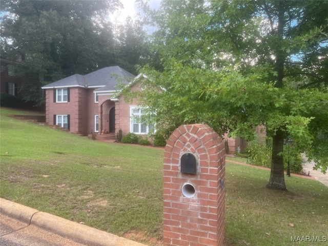 view of front of home featuring a front yard