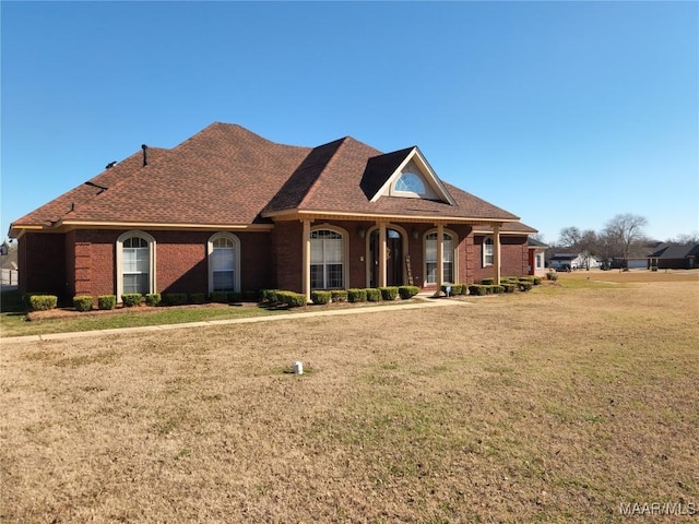 view of front facade featuring a front lawn