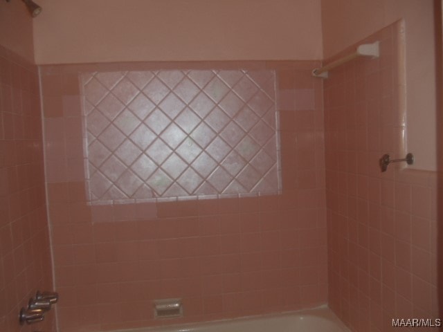 bathroom with tiled shower / bath combo