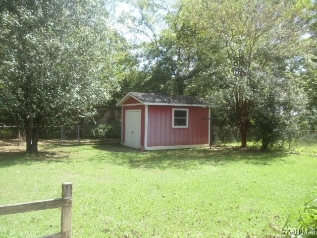 view of yard with a shed