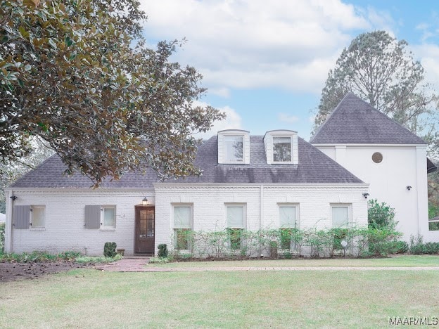 view of front of property featuring a front lawn