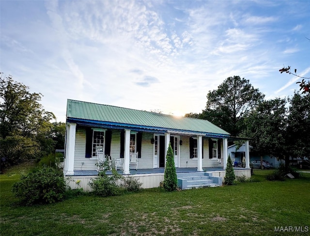 view of front facade with a front yard and covered porch