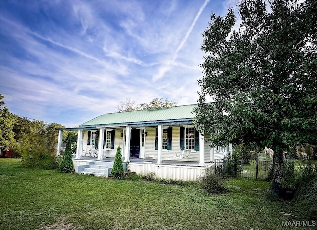 view of front of house featuring a front lawn and covered porch