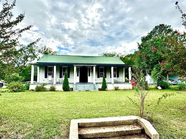 view of front of property with a front lawn and covered porch