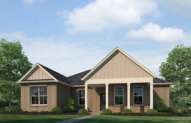 craftsman inspired home featuring a front yard