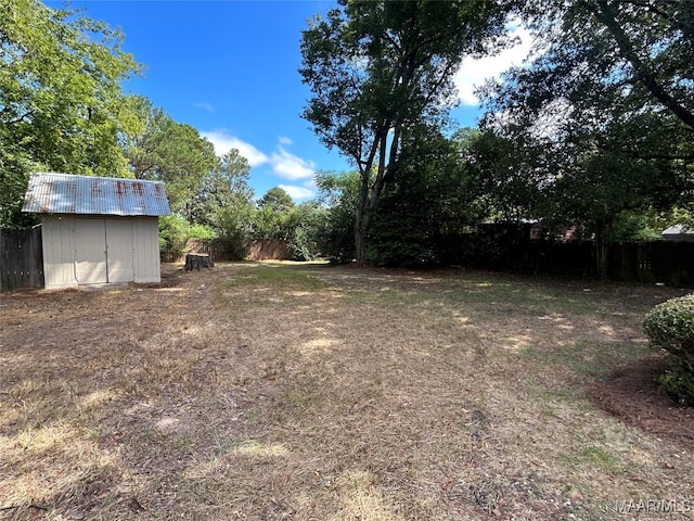 view of yard with a shed