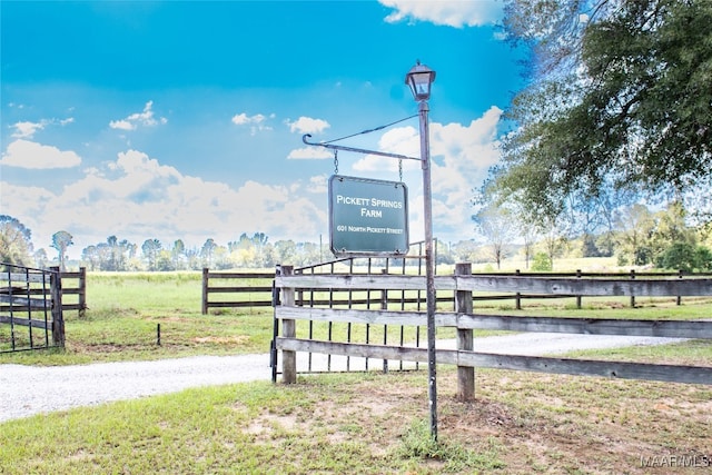 view of home's community featuring a rural view