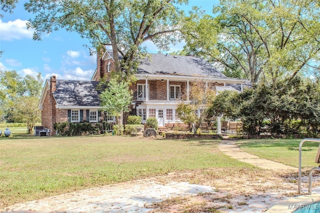 view of front of property featuring a front lawn