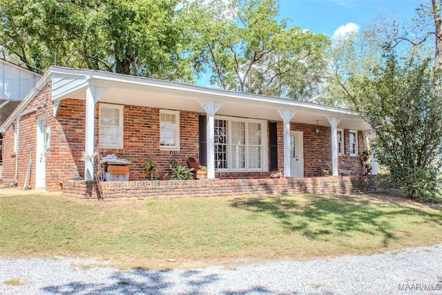 ranch-style house featuring a front yard