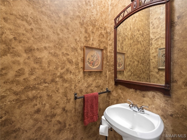 bathroom featuring sink