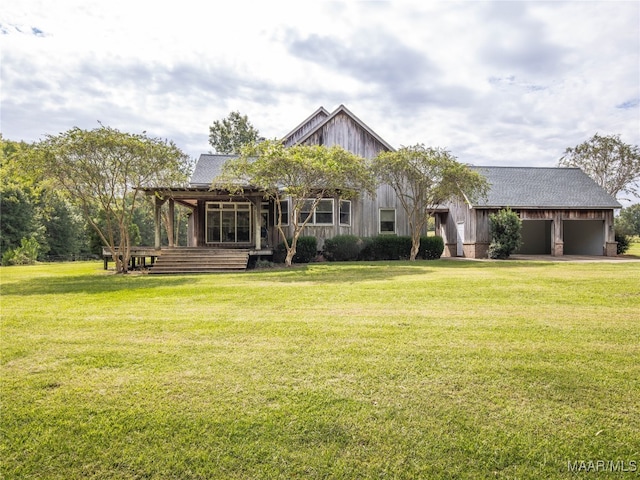 view of front facade featuring a front yard