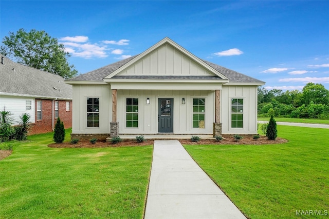 view of front facade featuring a front lawn