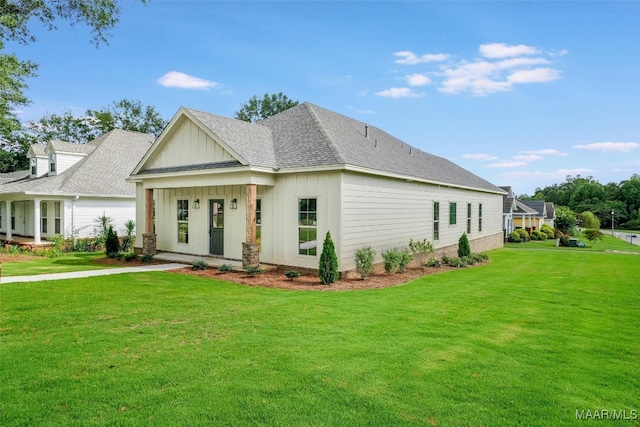 view of front of house featuring a front lawn