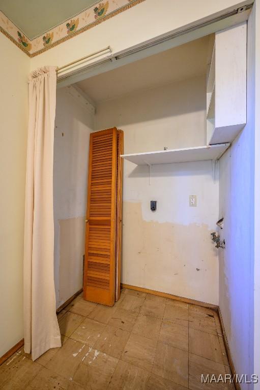 laundry room featuring electric dryer hookup