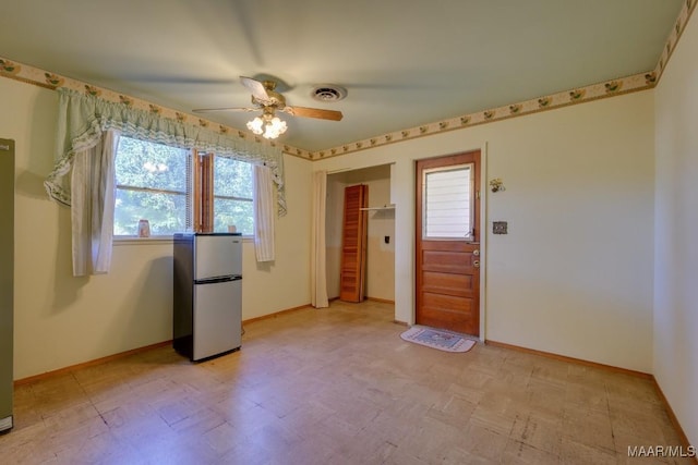 empty room featuring ceiling fan