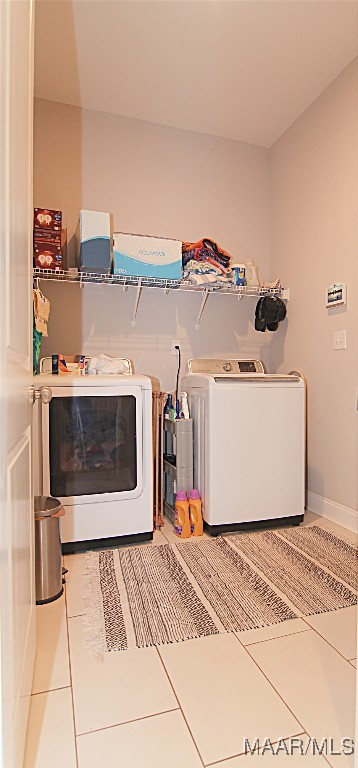 laundry room with tile patterned flooring and independent washer and dryer