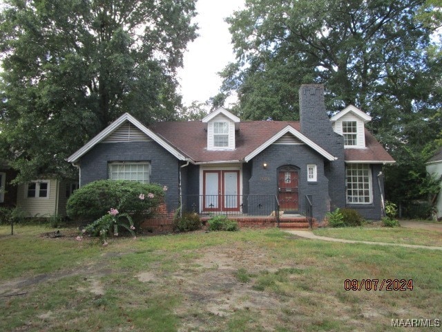 view of front of home with a front yard