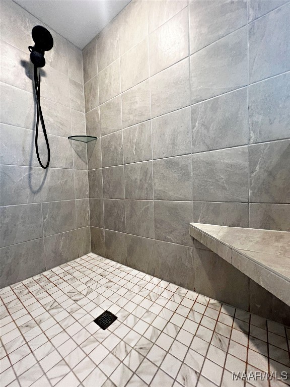 bathroom featuring a tile shower