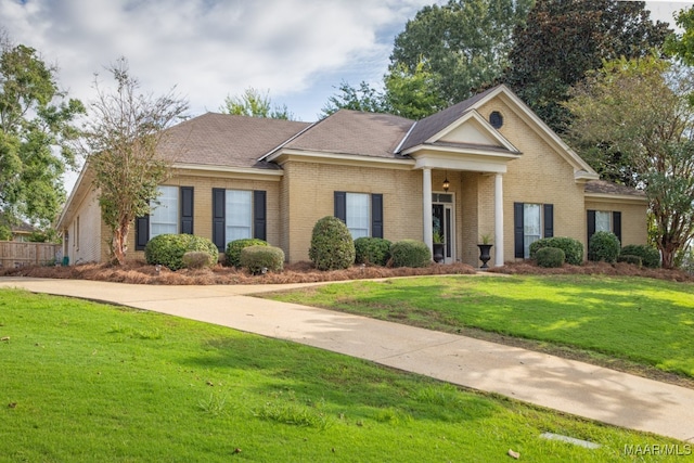 view of front of property featuring a front lawn