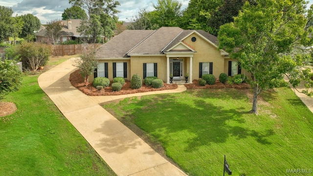 view of front facade featuring a front lawn