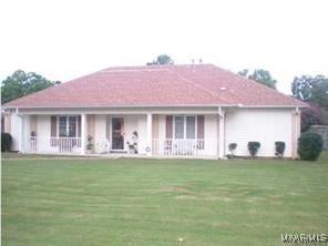 view of front of house featuring a front yard