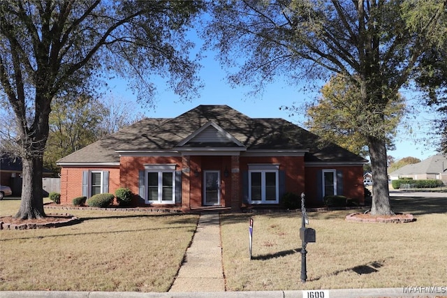 view of front of property with a front yard