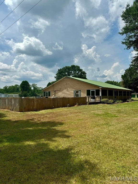 view of side of property featuring a lawn