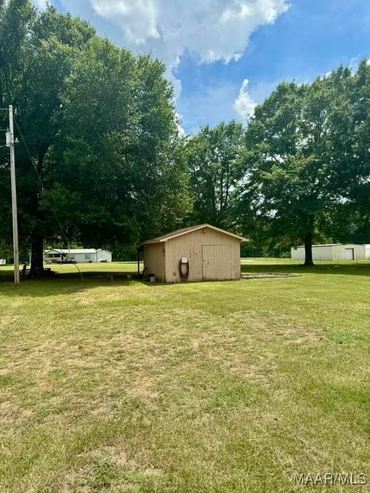 view of yard with an outbuilding