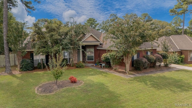 view of front facade featuring a front lawn