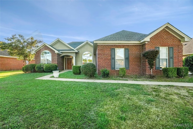 view of front of house featuring a front lawn