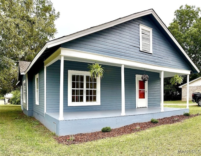 view of front of home featuring a porch and a front lawn