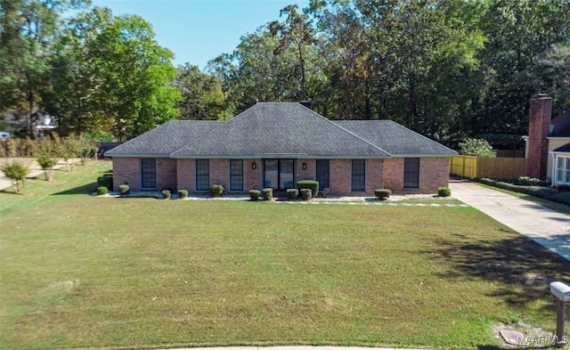 single story home featuring a front lawn