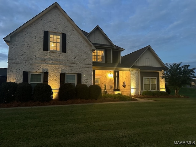 view of front facade with a yard