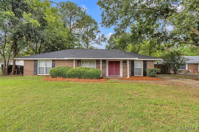 ranch-style home featuring a front lawn