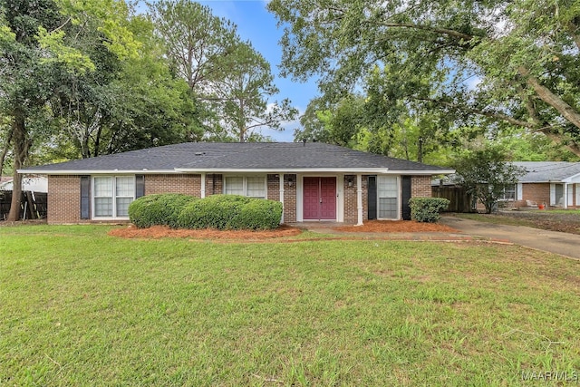 single story home with a front lawn