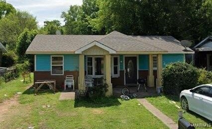 bungalow-style home featuring a front lawn