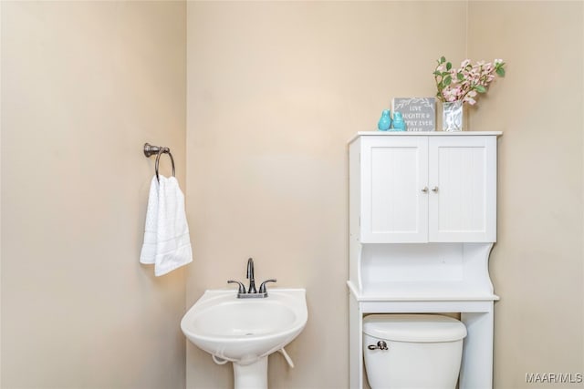 bathroom featuring toilet and sink