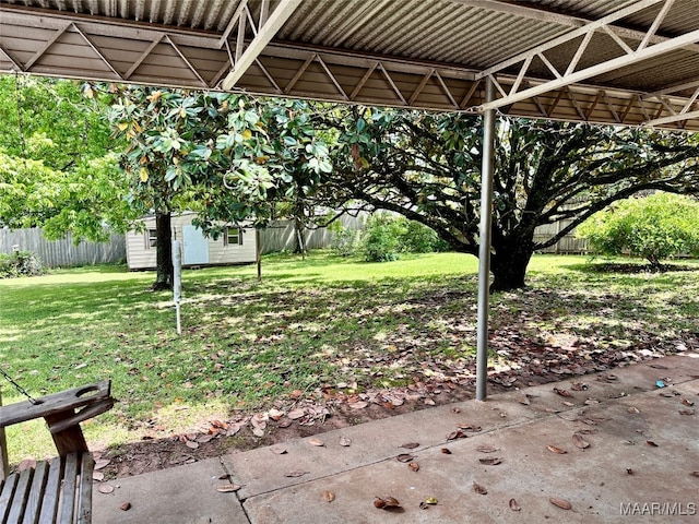 view of yard featuring a shed