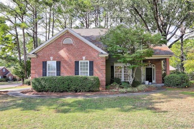 view of front facade featuring a front lawn