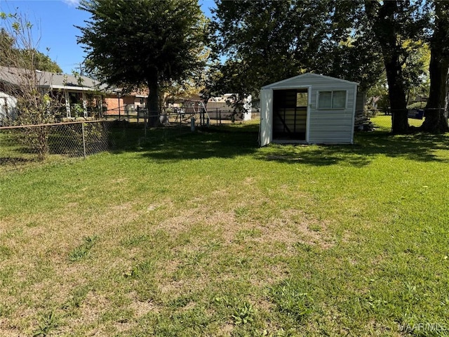 view of yard featuring a shed